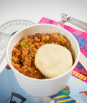 HOT Classic Cottage Pie With Carrots And Peas 2